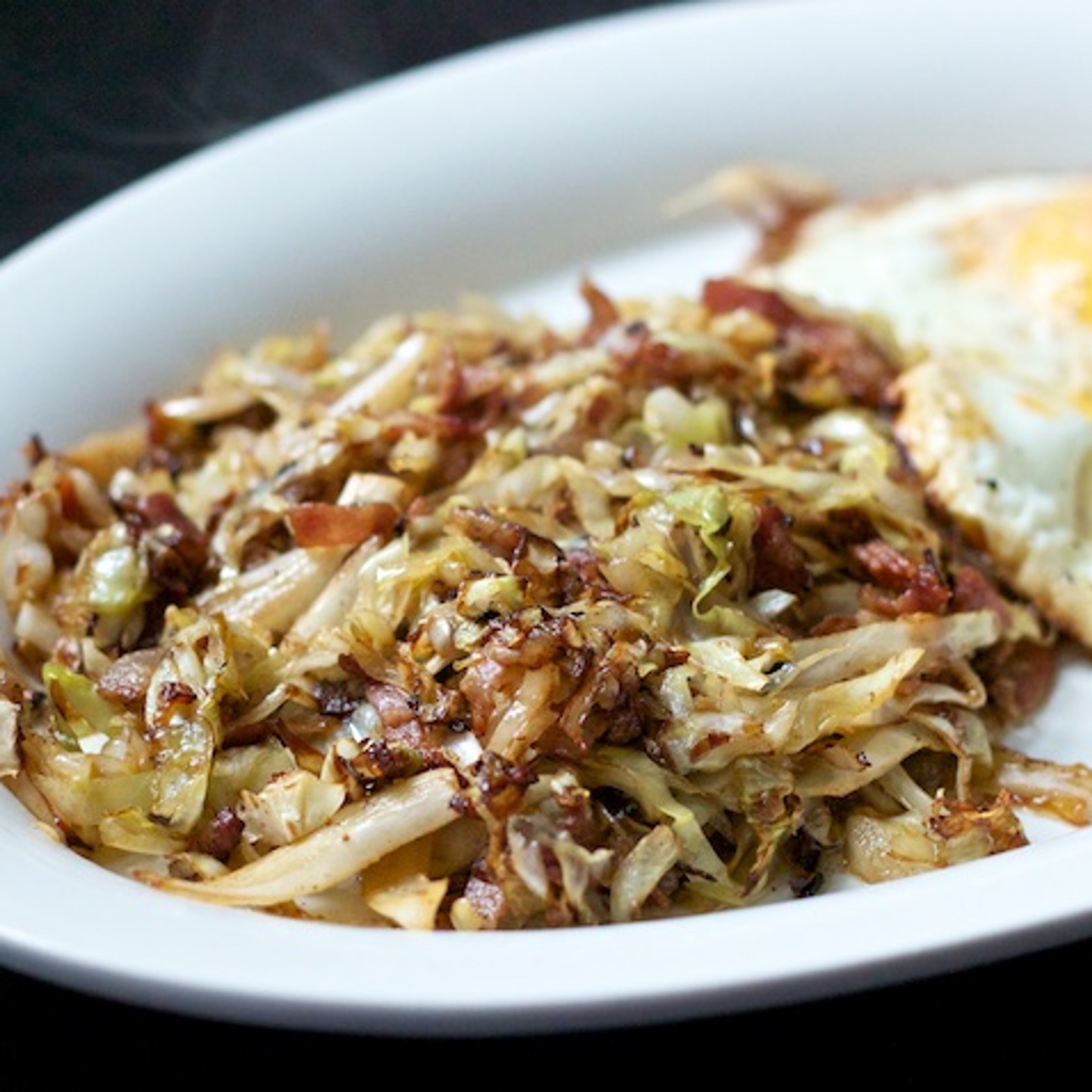 Smørstegt spidskål med bacon