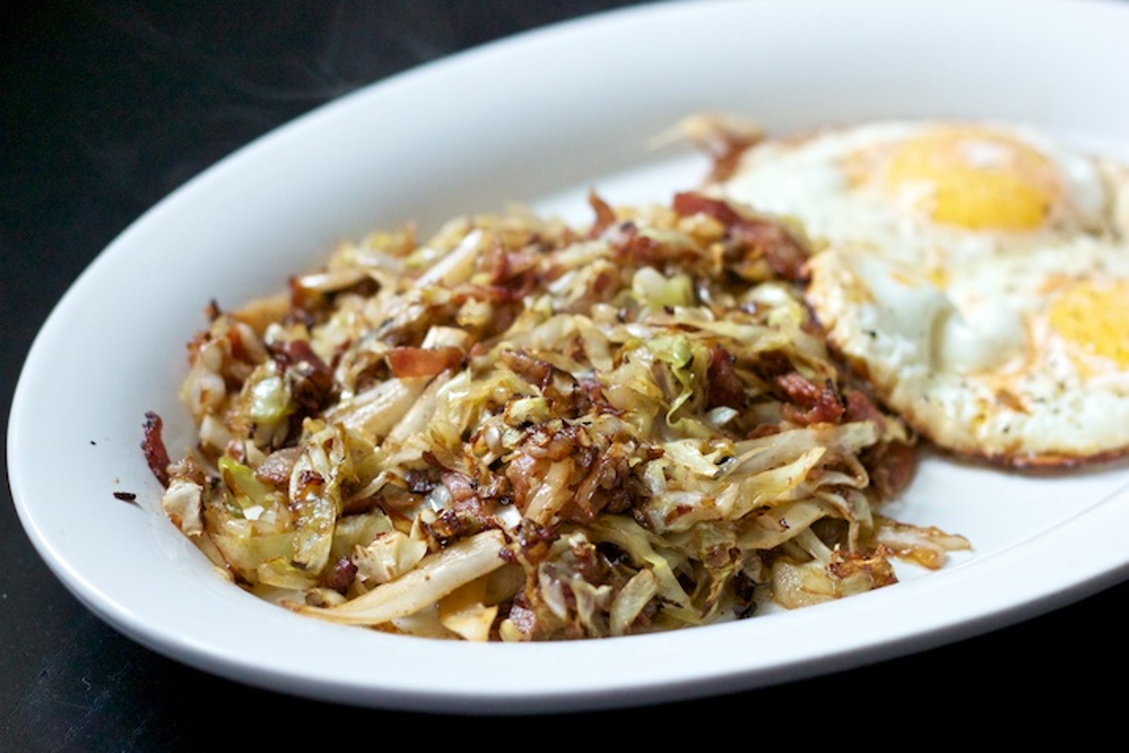 Smørstegt spidskål med bacon