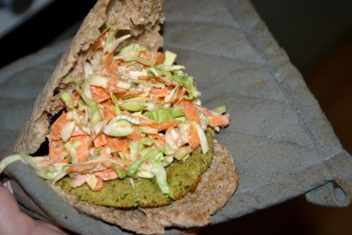 Bagt falafel i pita med coleslaw