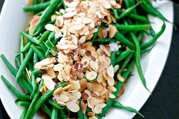 Grønne bønner med brunet citronsmør og ristede mandler