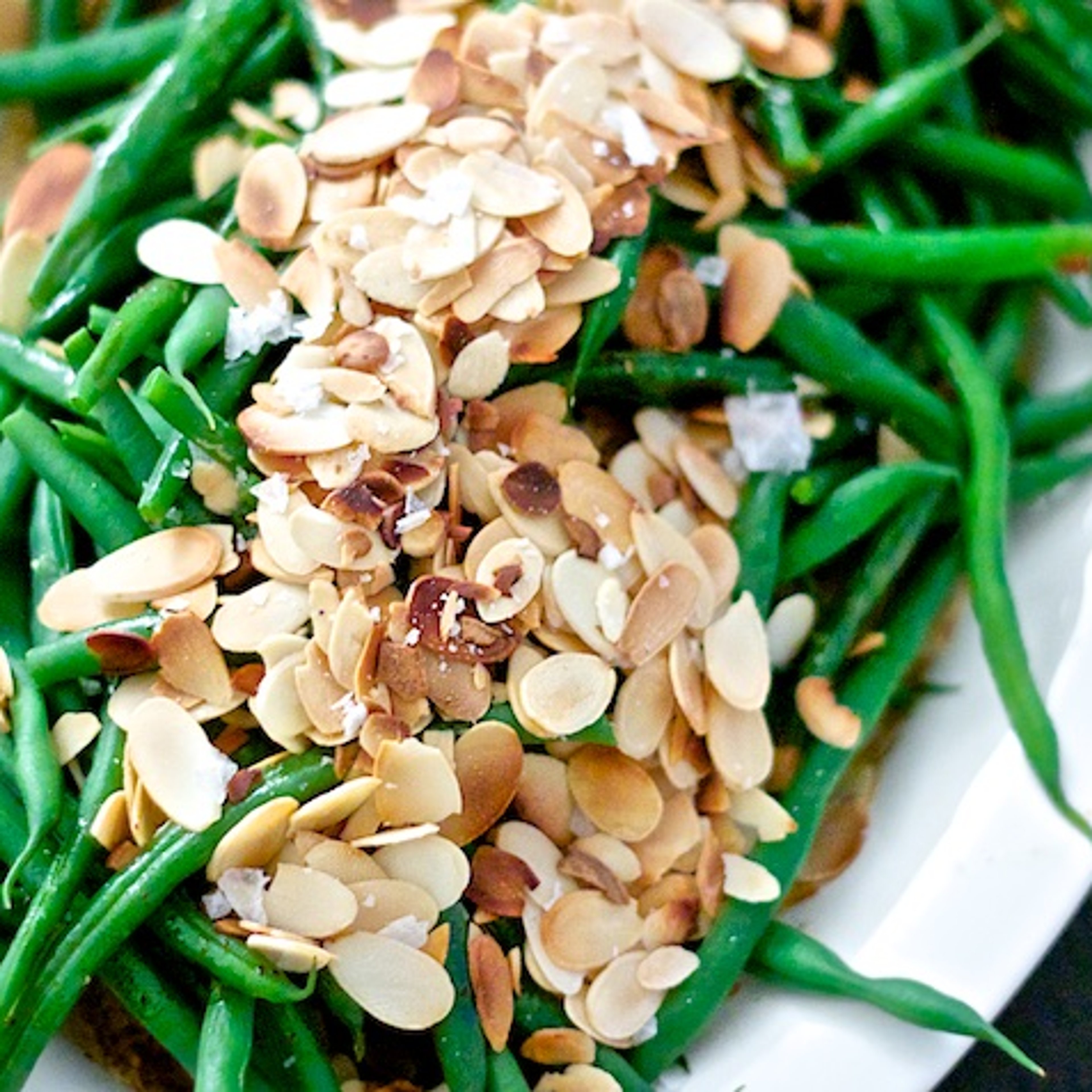 Grønne bønner med brunet citronsmør og ristede mandler