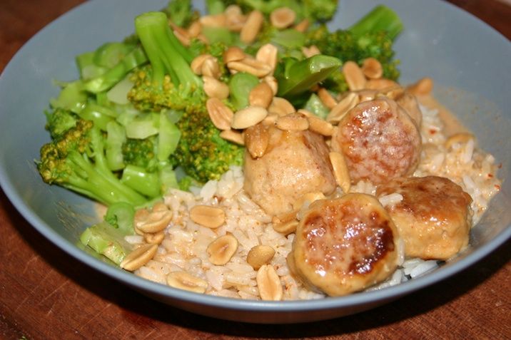 Thailandske kyllingekødboller i rød karry og kokosmælk med ris og broccoli