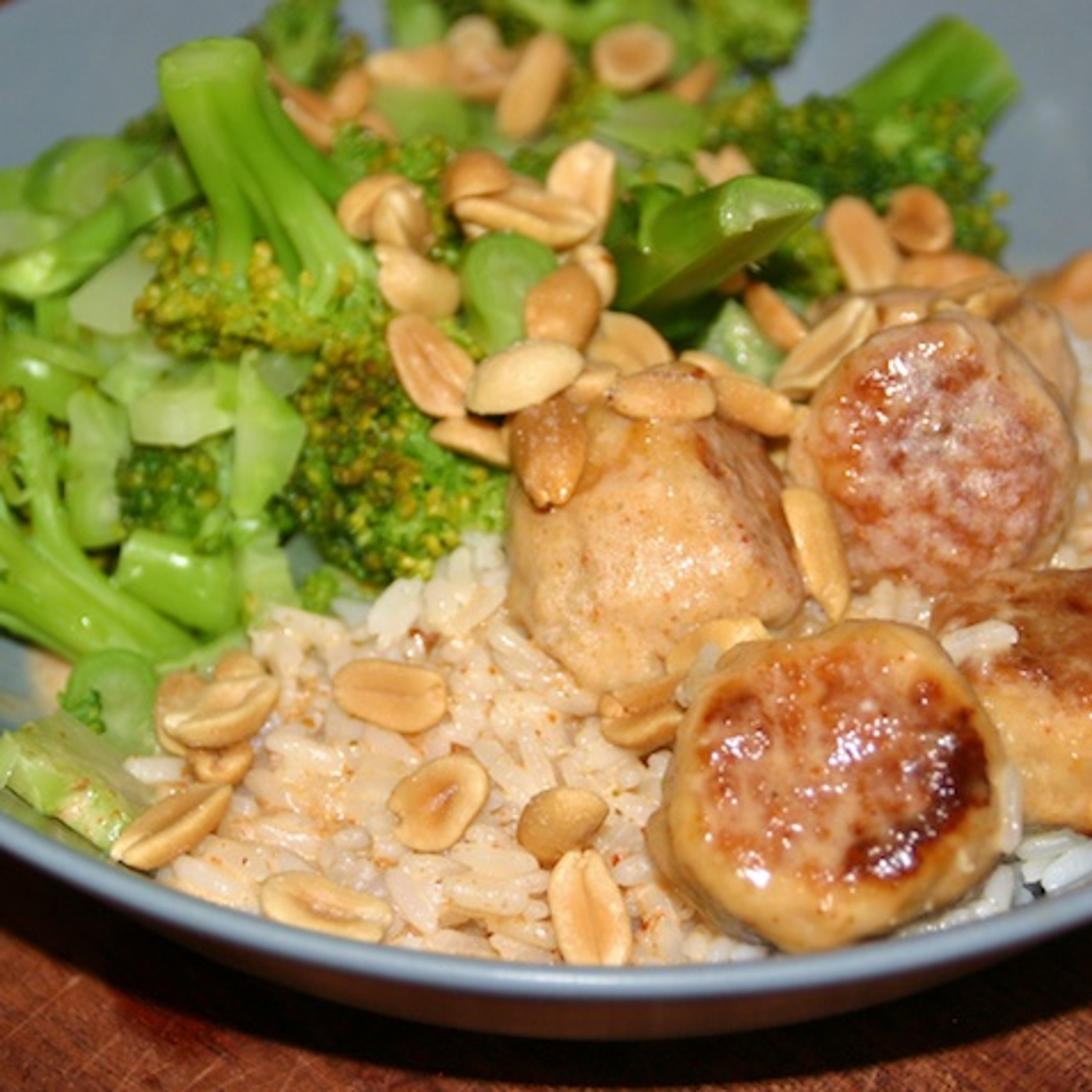 Thailandske kyllingekødboller i rød karry og kokosmælk med ris og broccoli