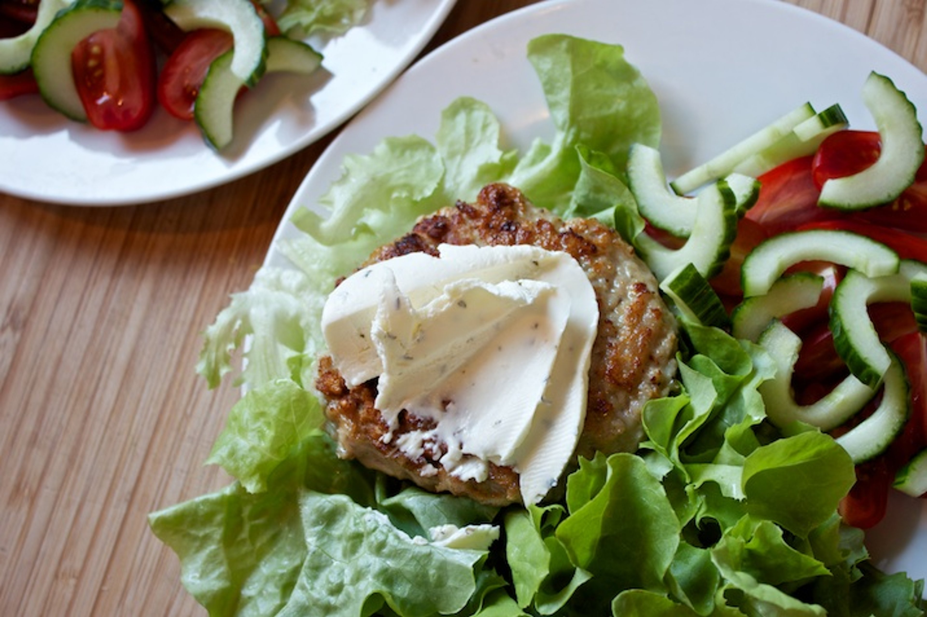 Kyllingebøffer a la burger med hvidløgsost