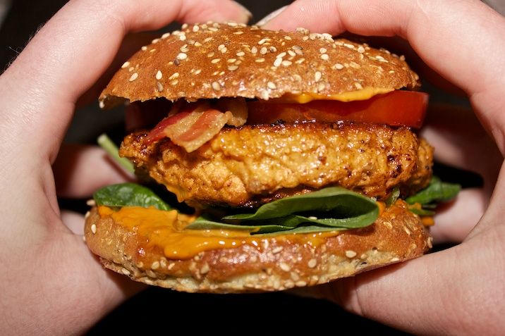 BLT Lakseburger med chipotle-aioli