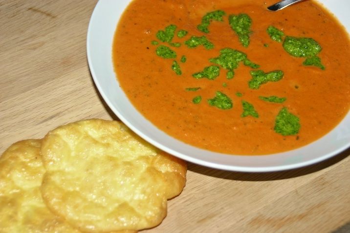 Tomat- og squashsuppe med pesto og osteklatter