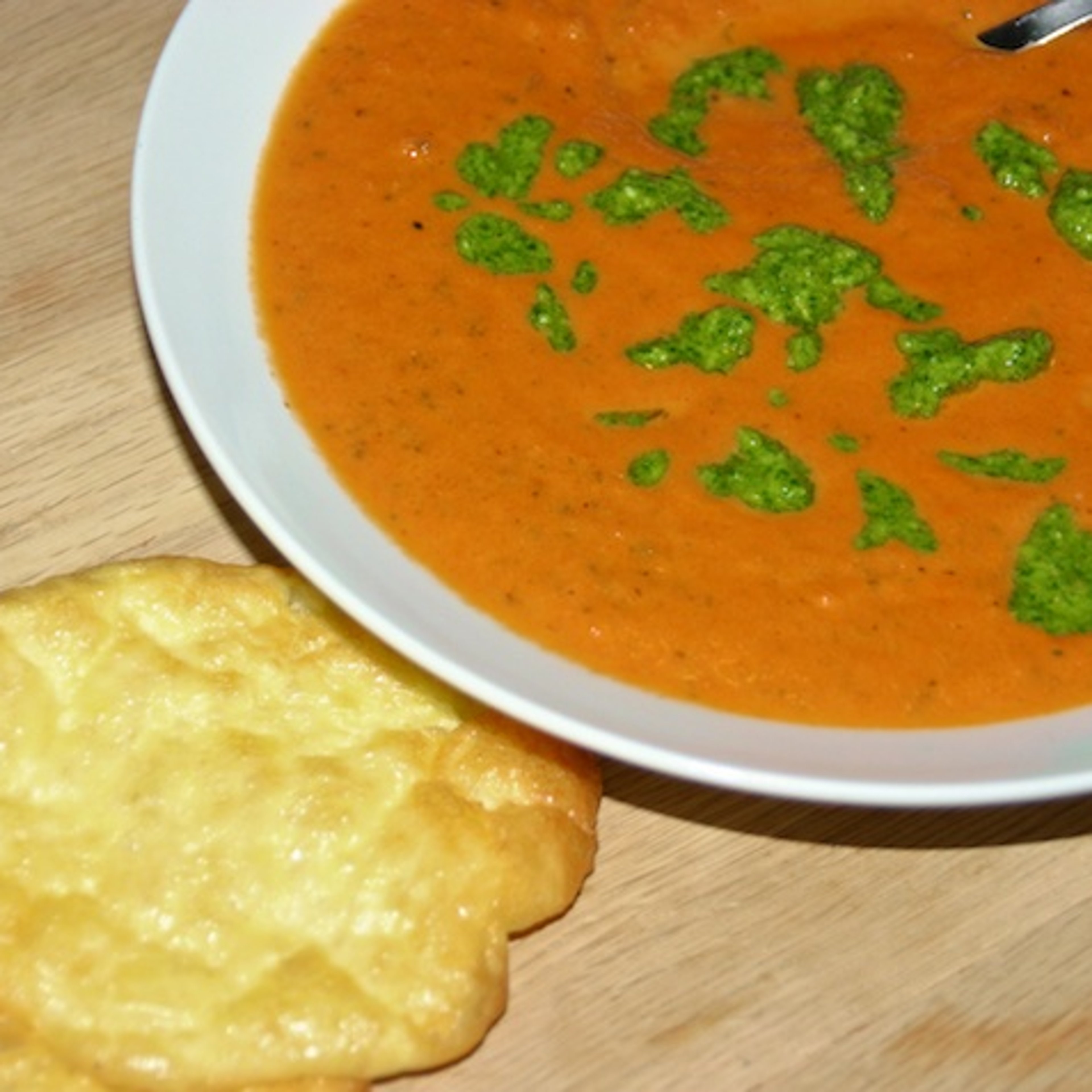 Tomat- og squashsuppe med pesto og osteklatter