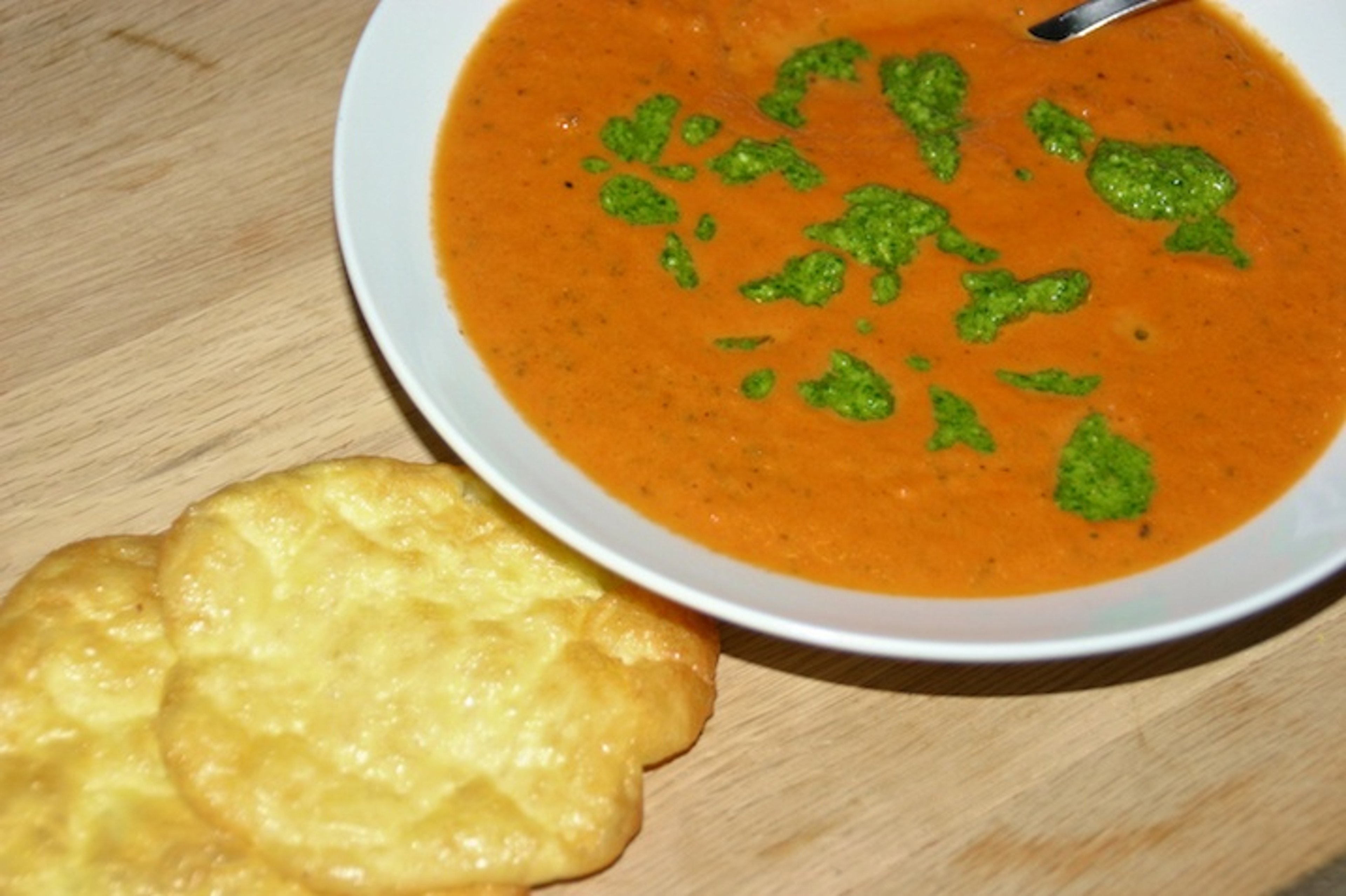 Tomat- og squashsuppe med pesto og osteklatter