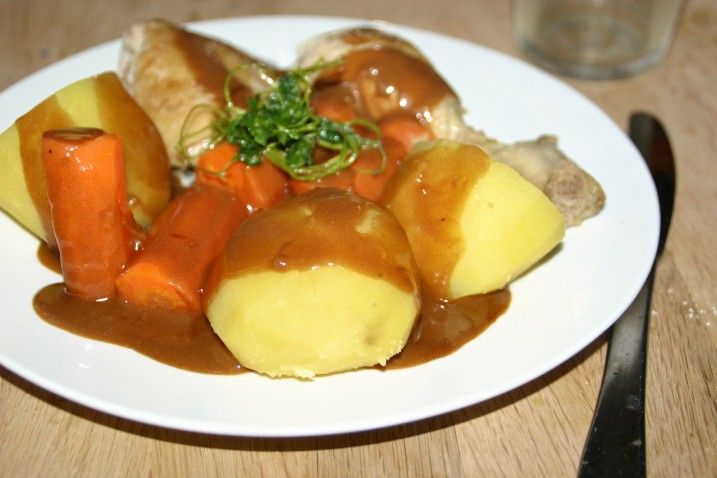 Gammeldags grydekylling med kartofler, gulerødder og skysauce