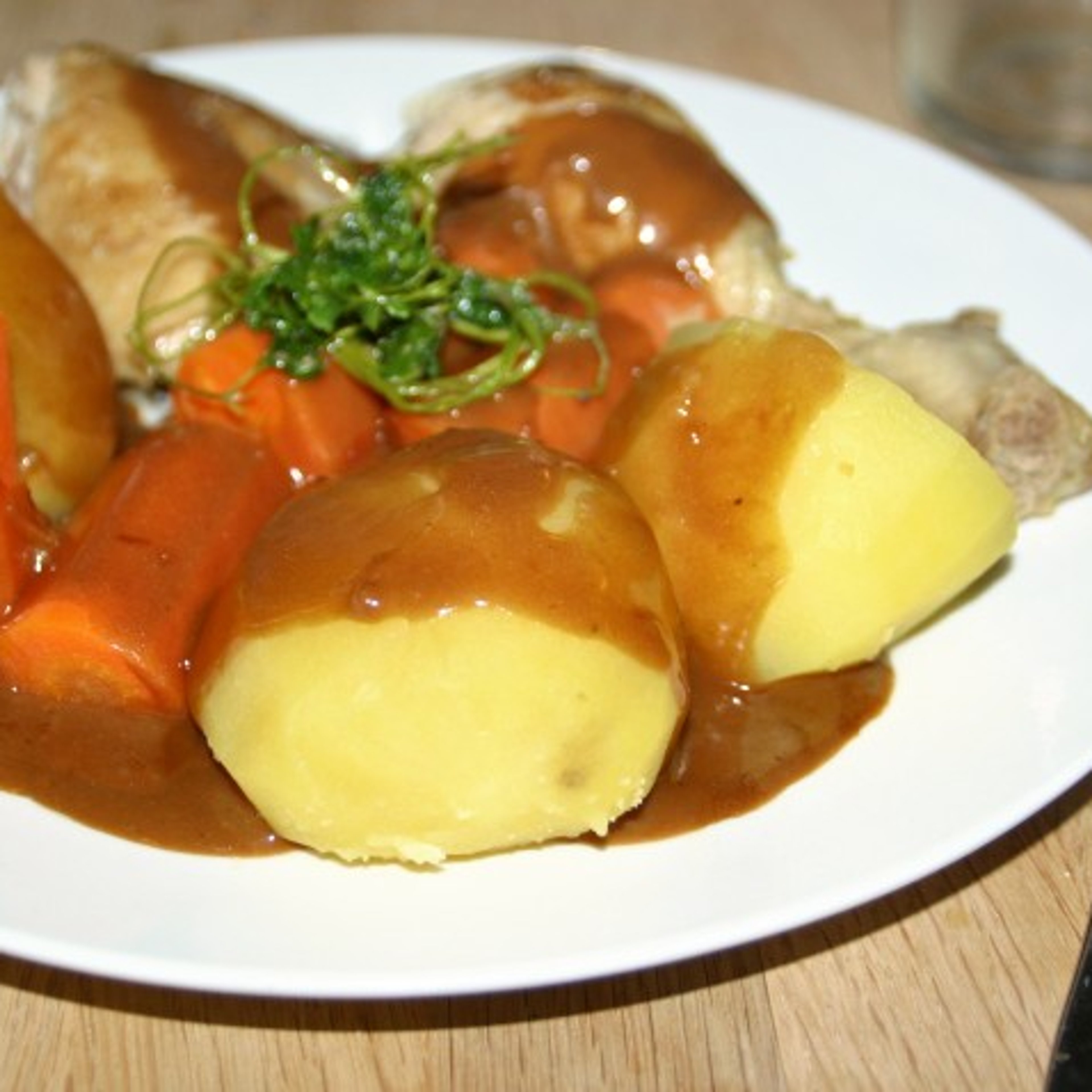 Gammeldags grydekylling med kartofler, gulerødder og skysauce