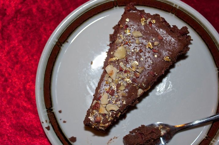 Gateau Marcel med hindbærsirup og hasselnøddeknas