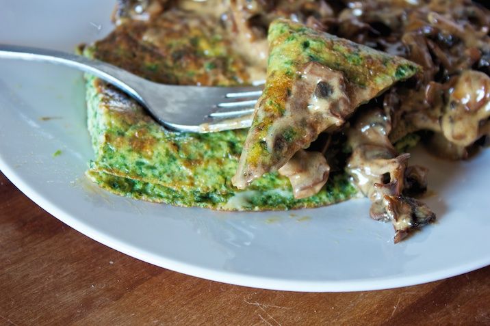 Spinatomelet med ost og cremede champignoner