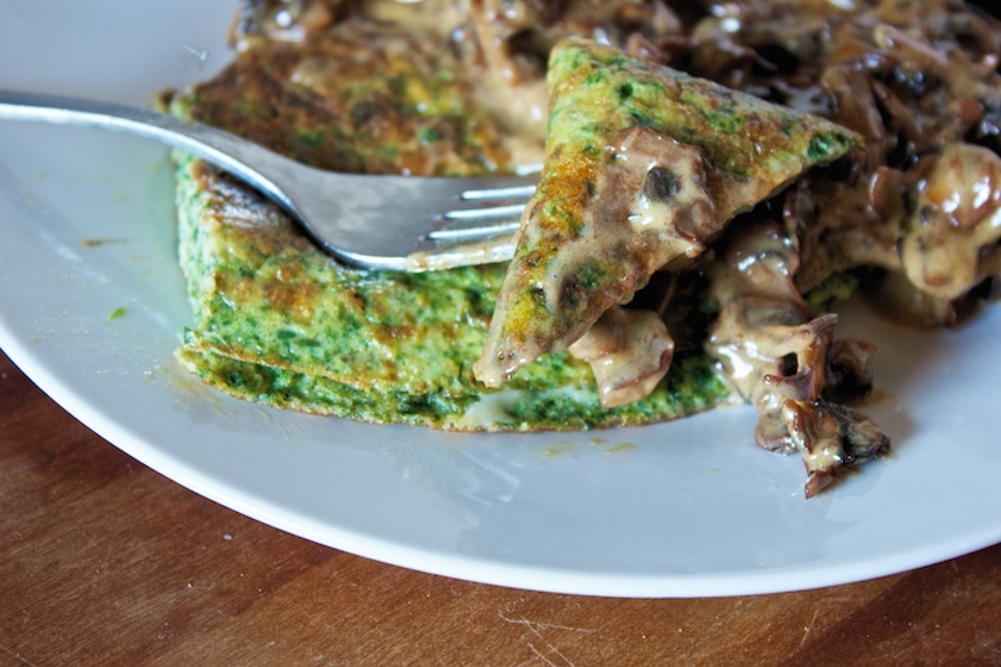 Spinatomelet med ost og cremede champignoner