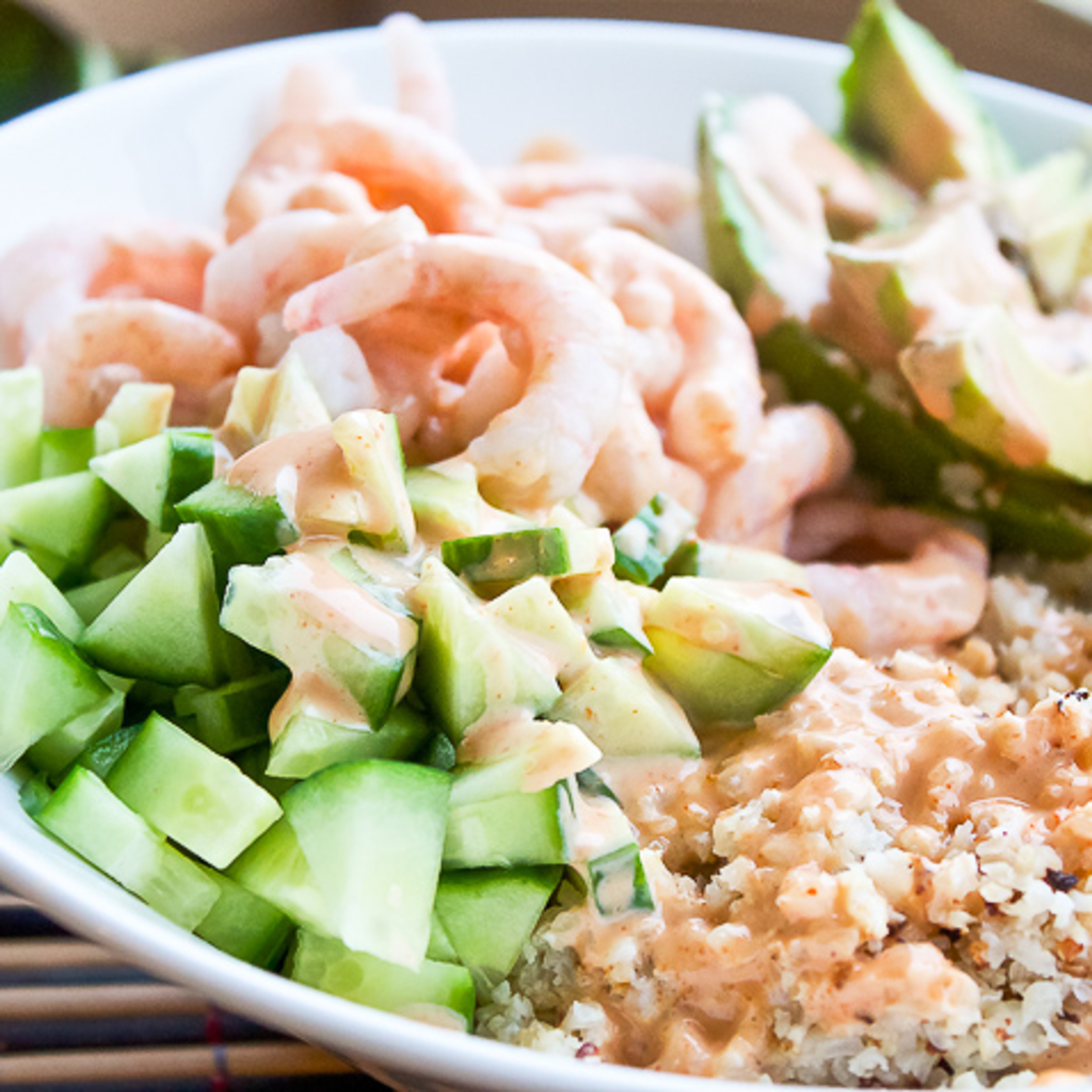 Sushiskål med blomkålsris, rejer og spicy mayo