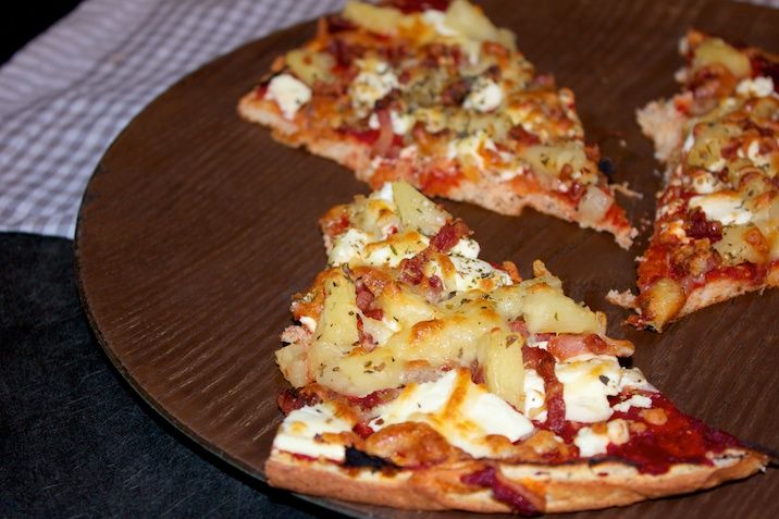 Pizza med bacon, feta og ananas
