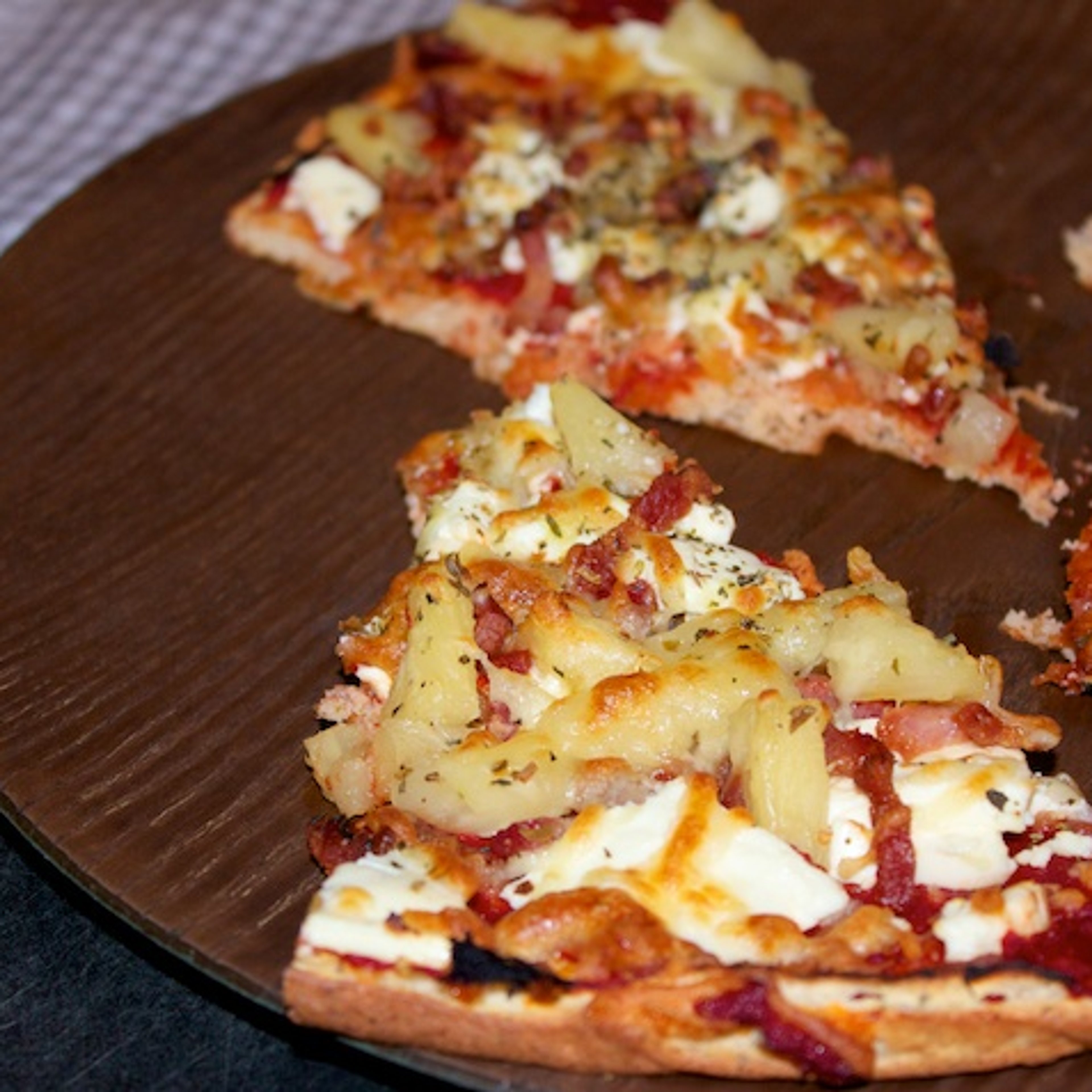 Pizza med bacon, feta og ananas