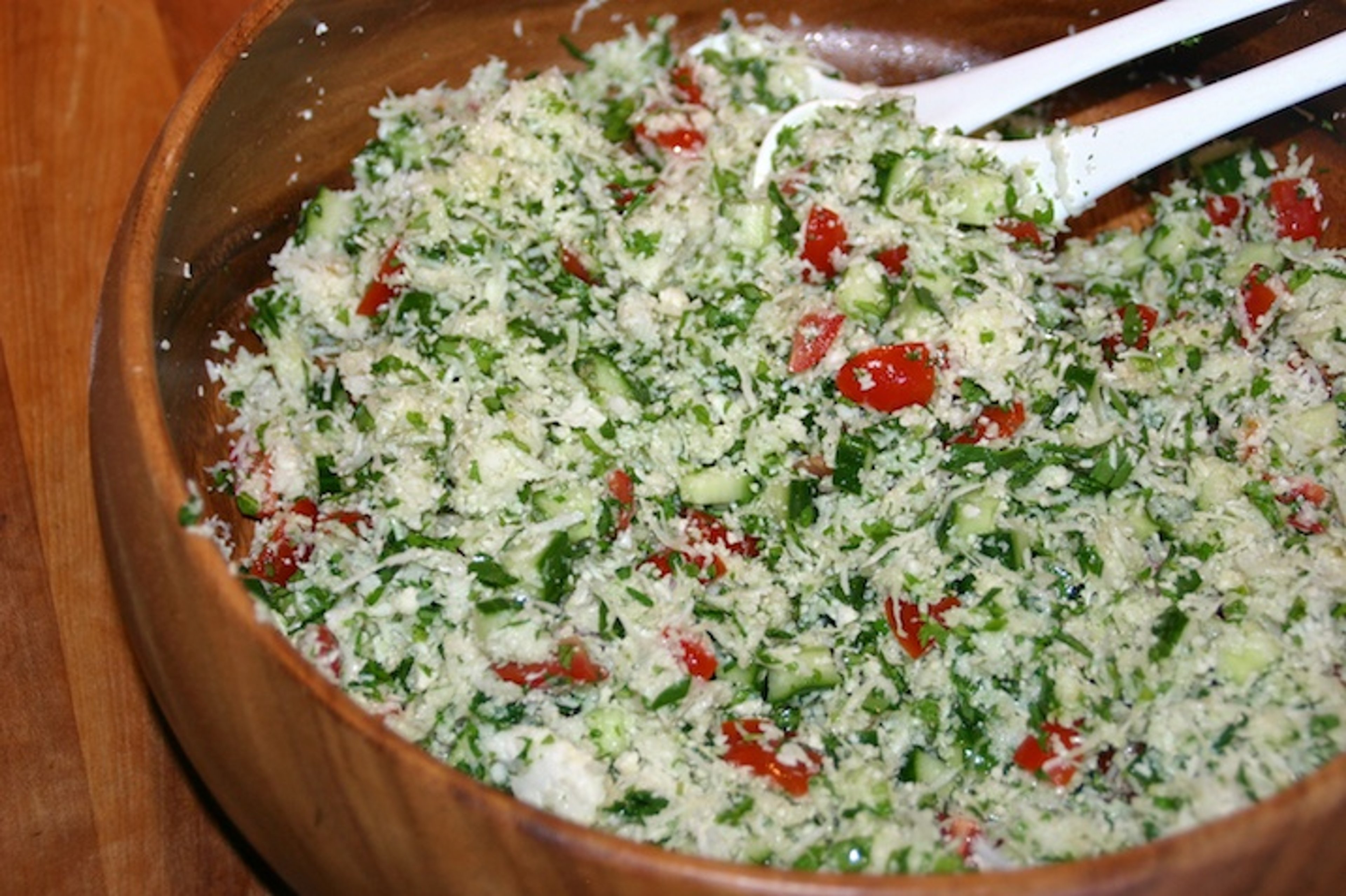 Citron- og ingefærkylling med blomkålstabouleh og yoghurtcreme med tahin