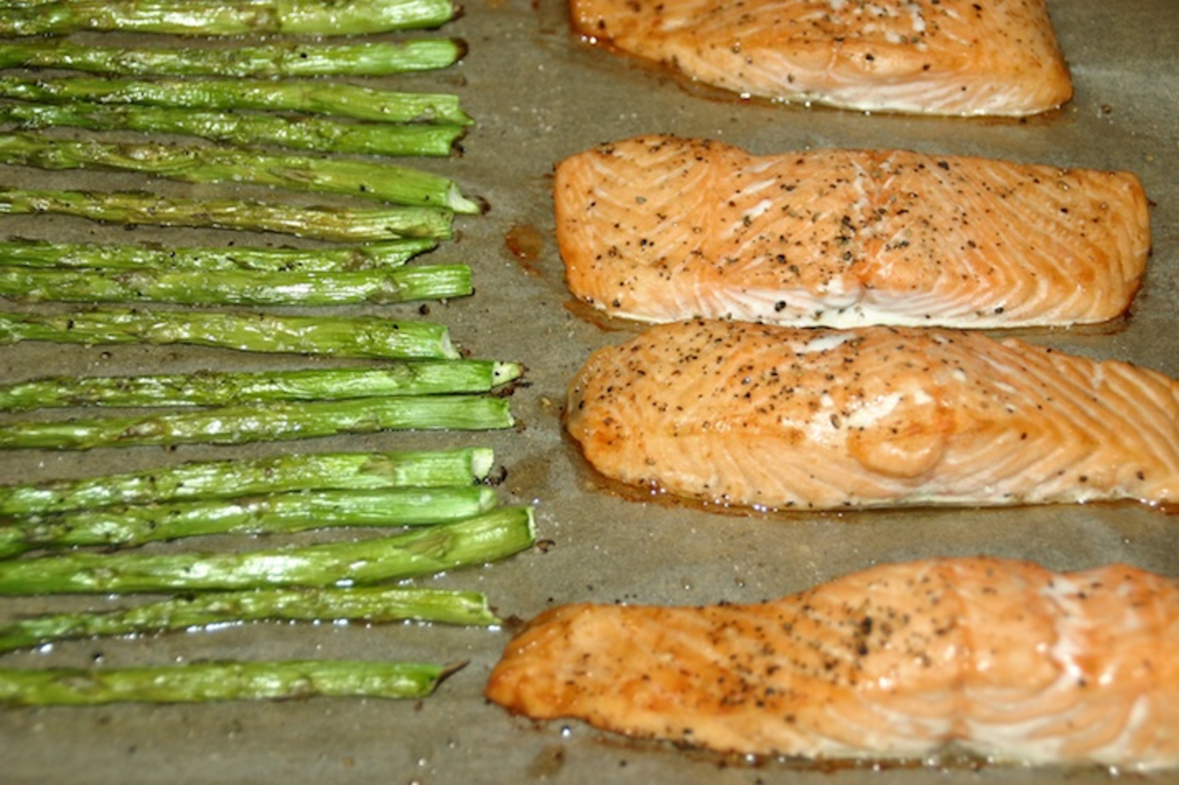 Laks med grønne asparges, smørstegt spidskål og hollandaise