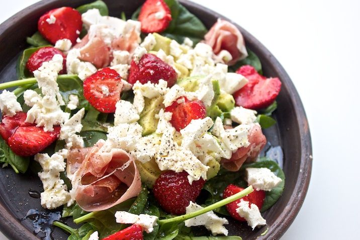Salat med skinke, jordbær, avocado, spinat og ost