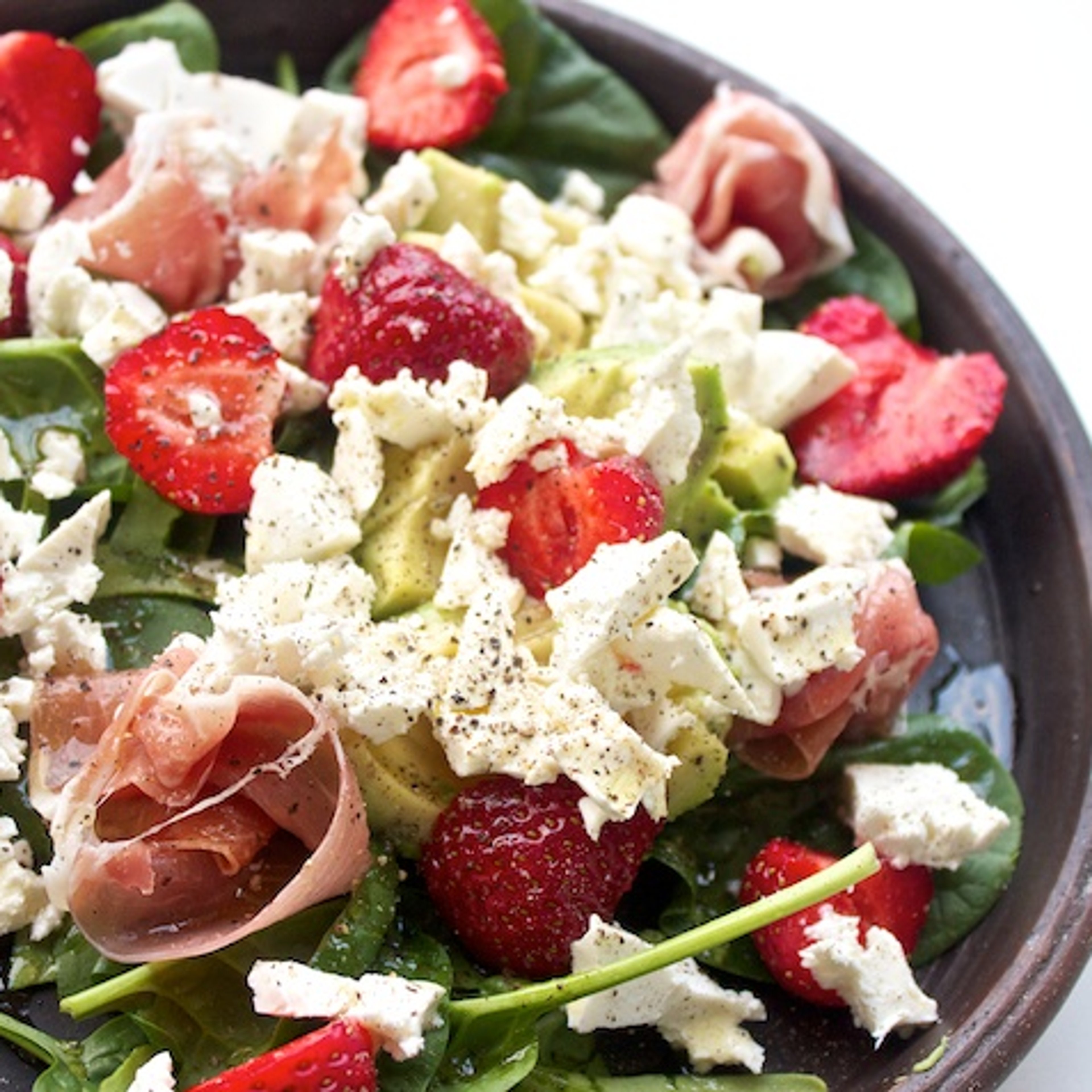 Salat med skinke, jordbær, avocado, spinat og ost