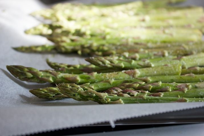 Sesamkylling med grønne asparges og citron- og parmesansmør