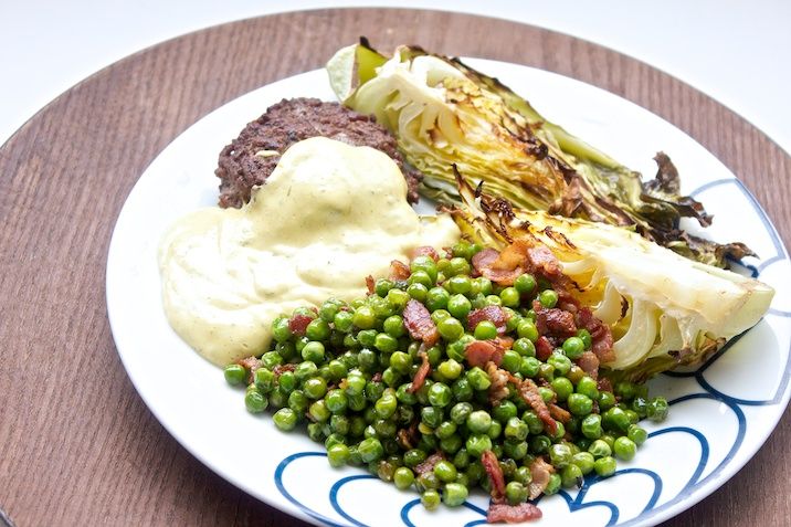 Baconærter, ovnbagt spidskål og stavblender-bearnaise (+hakkebøffer)