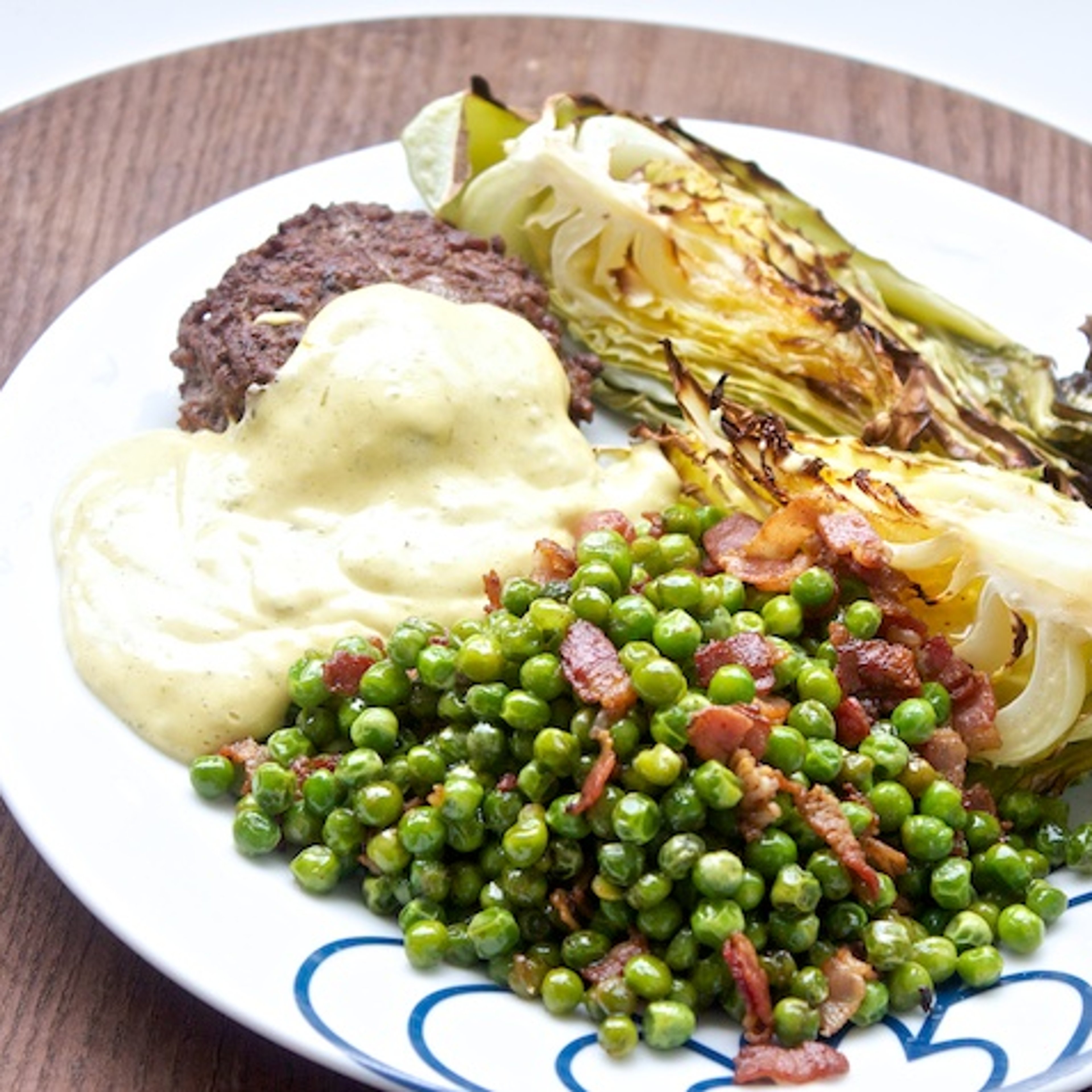 Baconærter, ovnbagt spidskål og stavblender-bearnaise (+hakkebøffer)