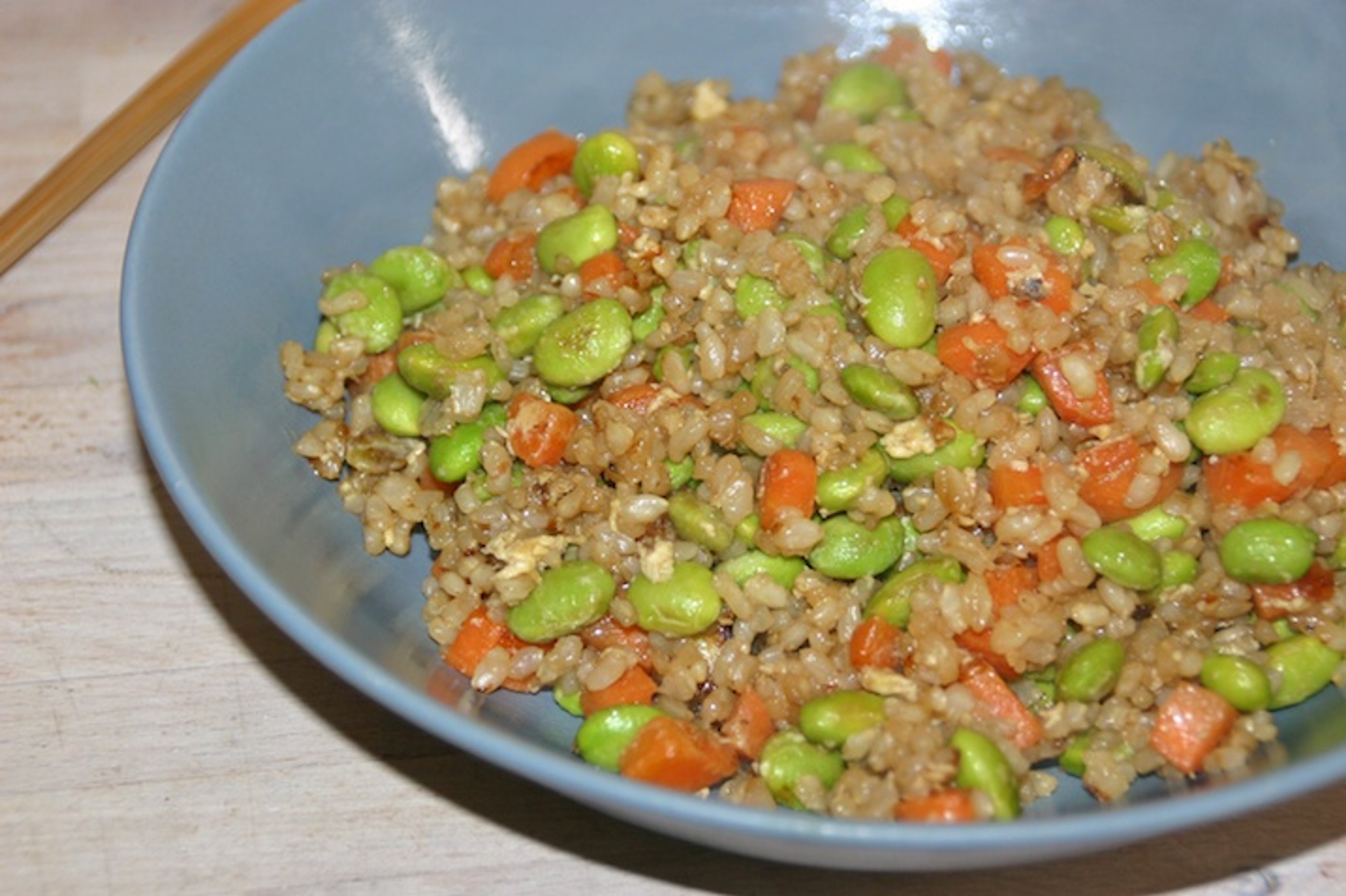 Stegte brune ris med gulerod, edamame og æg