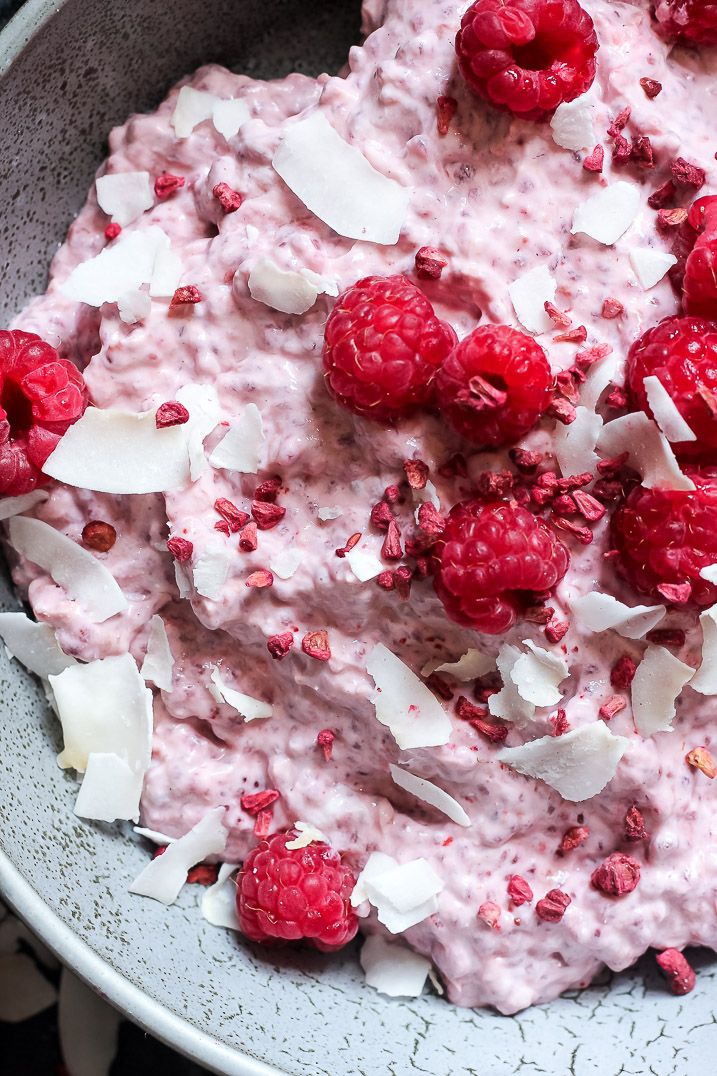 Hindbærchiagrød med kokos og yndige fornemmelser