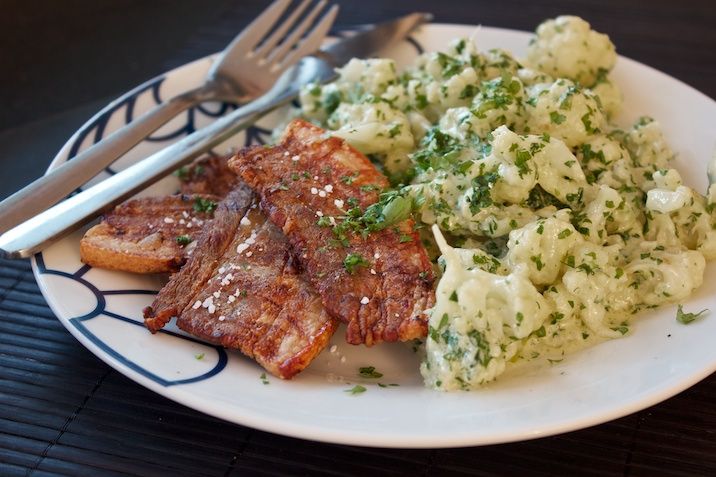 Stegt flæsk med blomkål i persillesovs