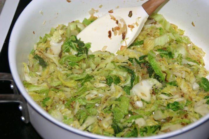 Ostegratineret kylling med savoykål - grøntsager på pande