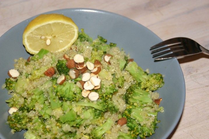 Quinoa med broccoli, karry og mandler