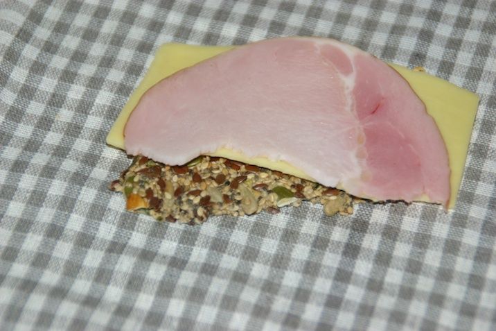 Kerneknækbrød - med hamburgerryg og ost