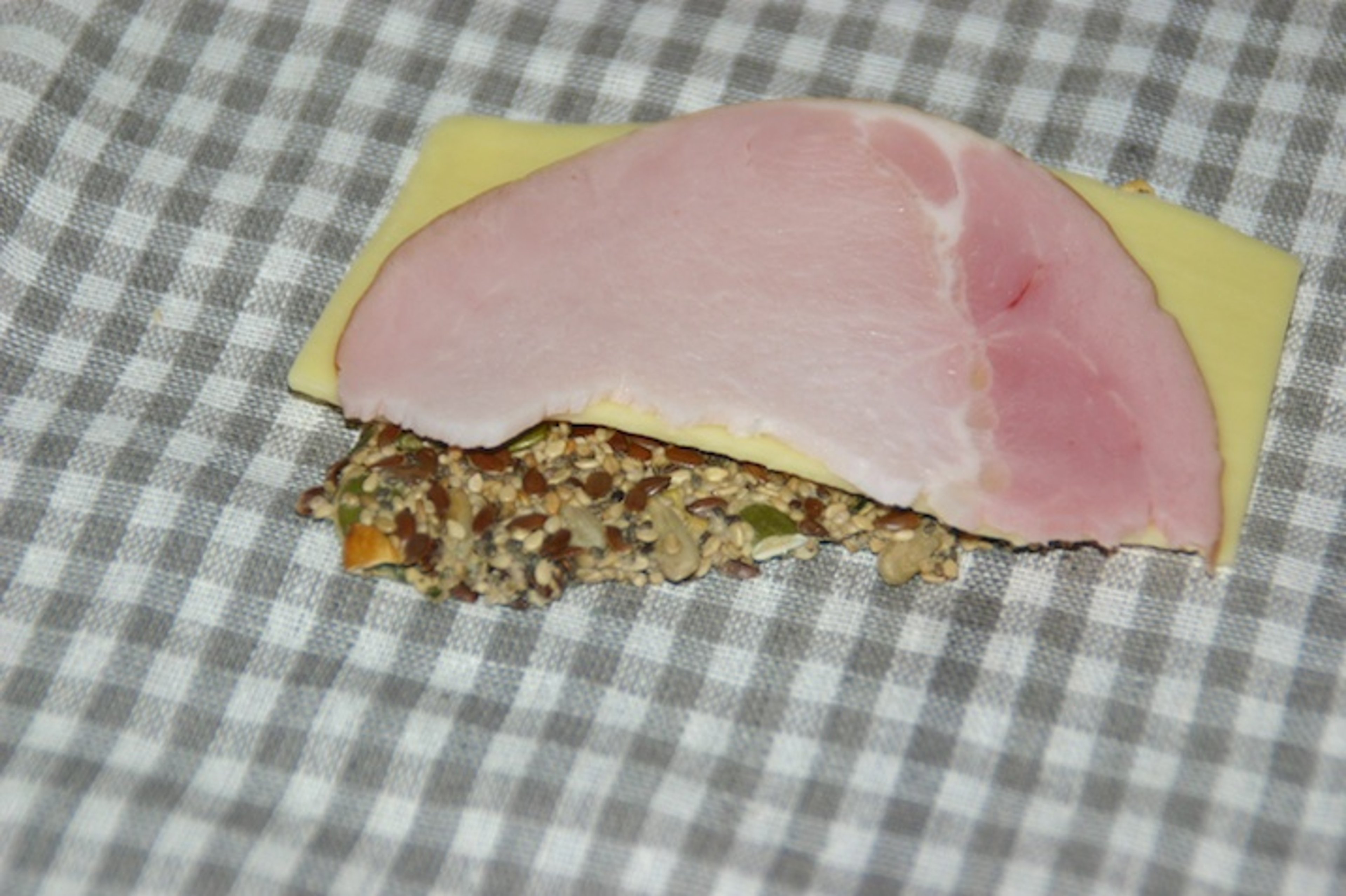 Kerneknækbrød - med hamburgerryg og ost