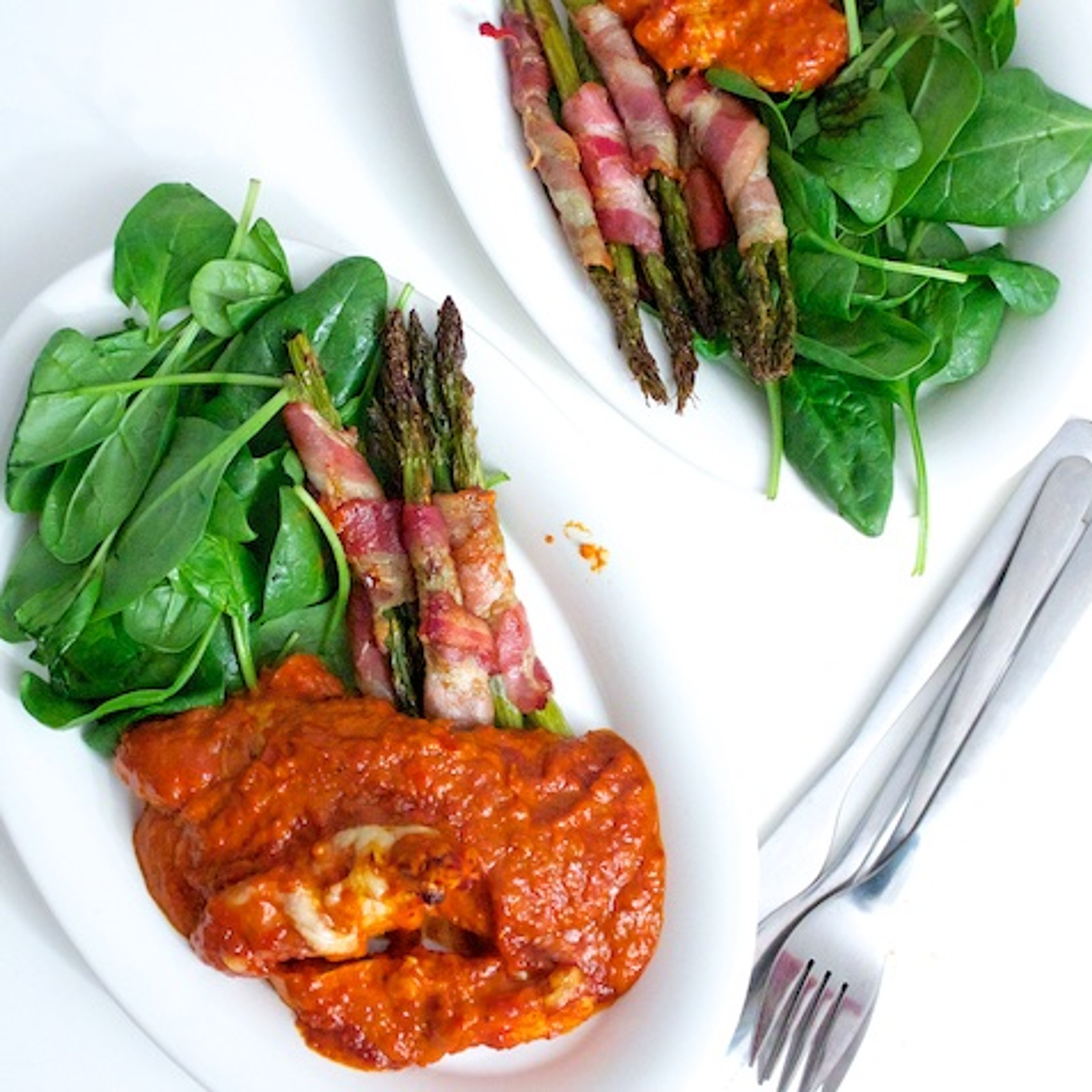 Kylling gratineret i rød peber-sauce