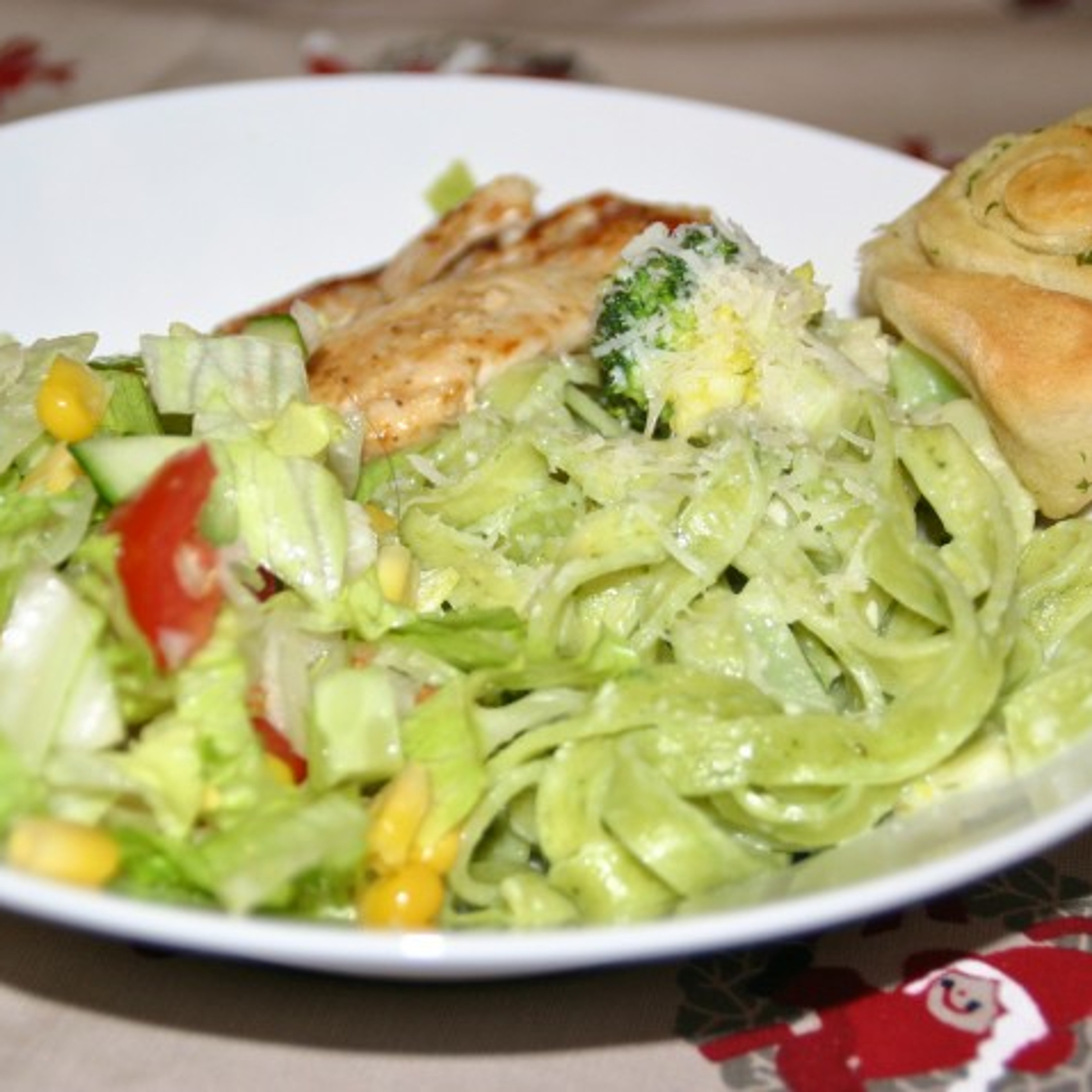 Grøn fettuccine med broccoli i flødesauce og kylling