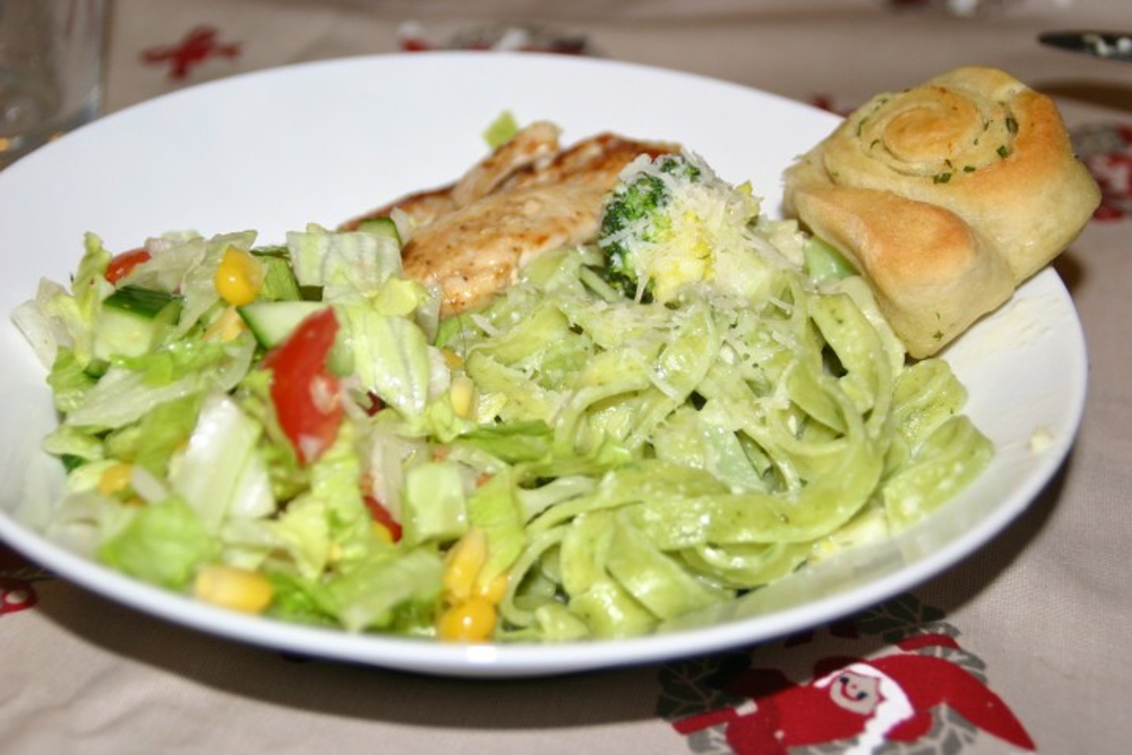 Grøn fettuccine med broccoli i flødesauce og kylling