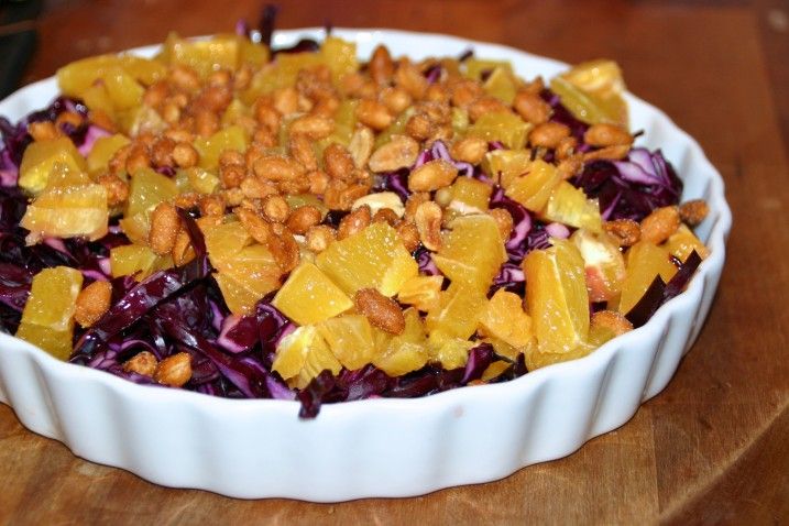 Kylling i peanutbuttersauce med rødkålssalat