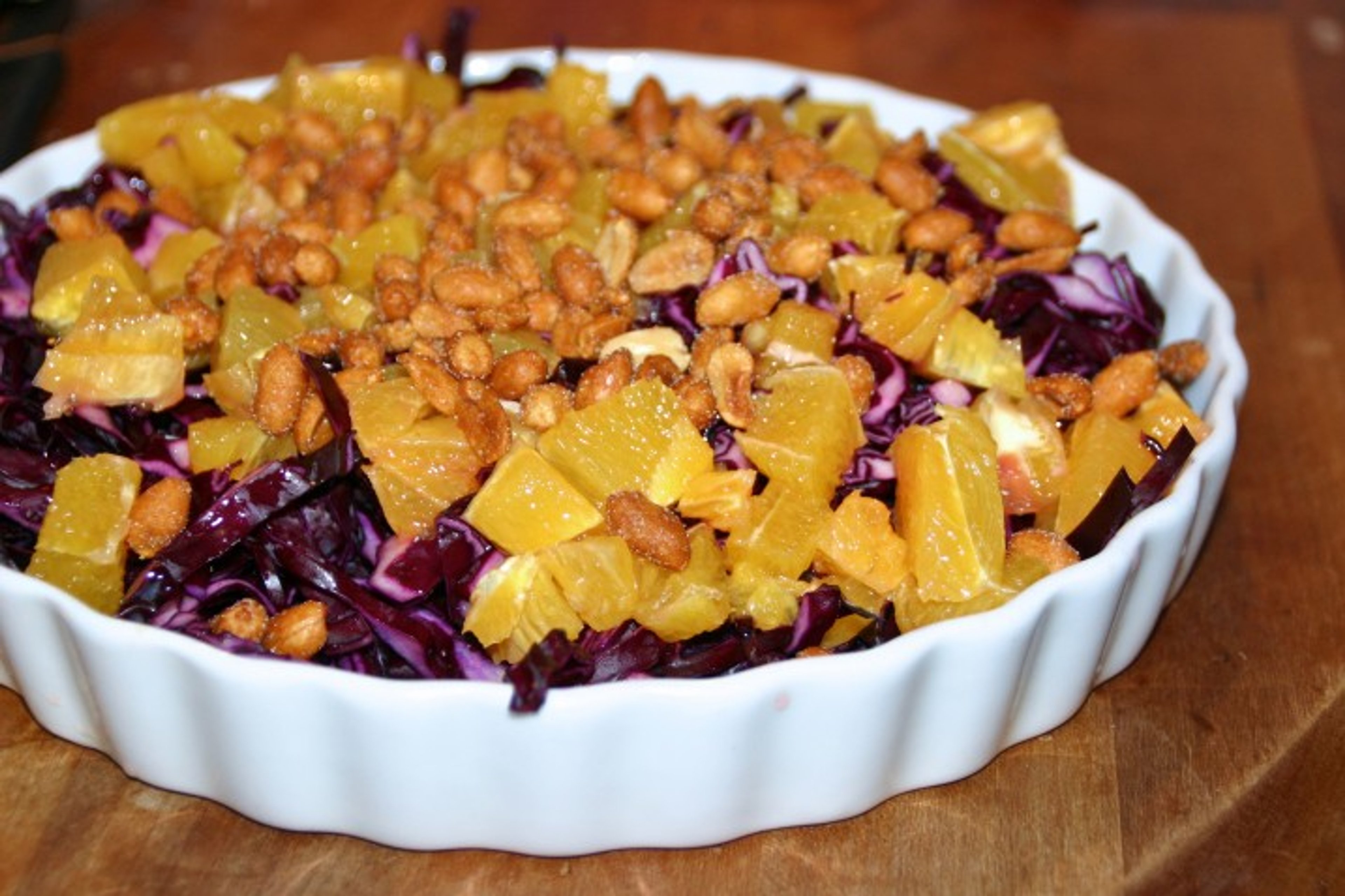 Kylling i peanutbuttersauce med rødkålssalat