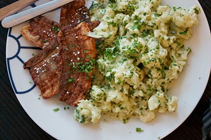 Stegt flæsk med blomkål i persillesovs