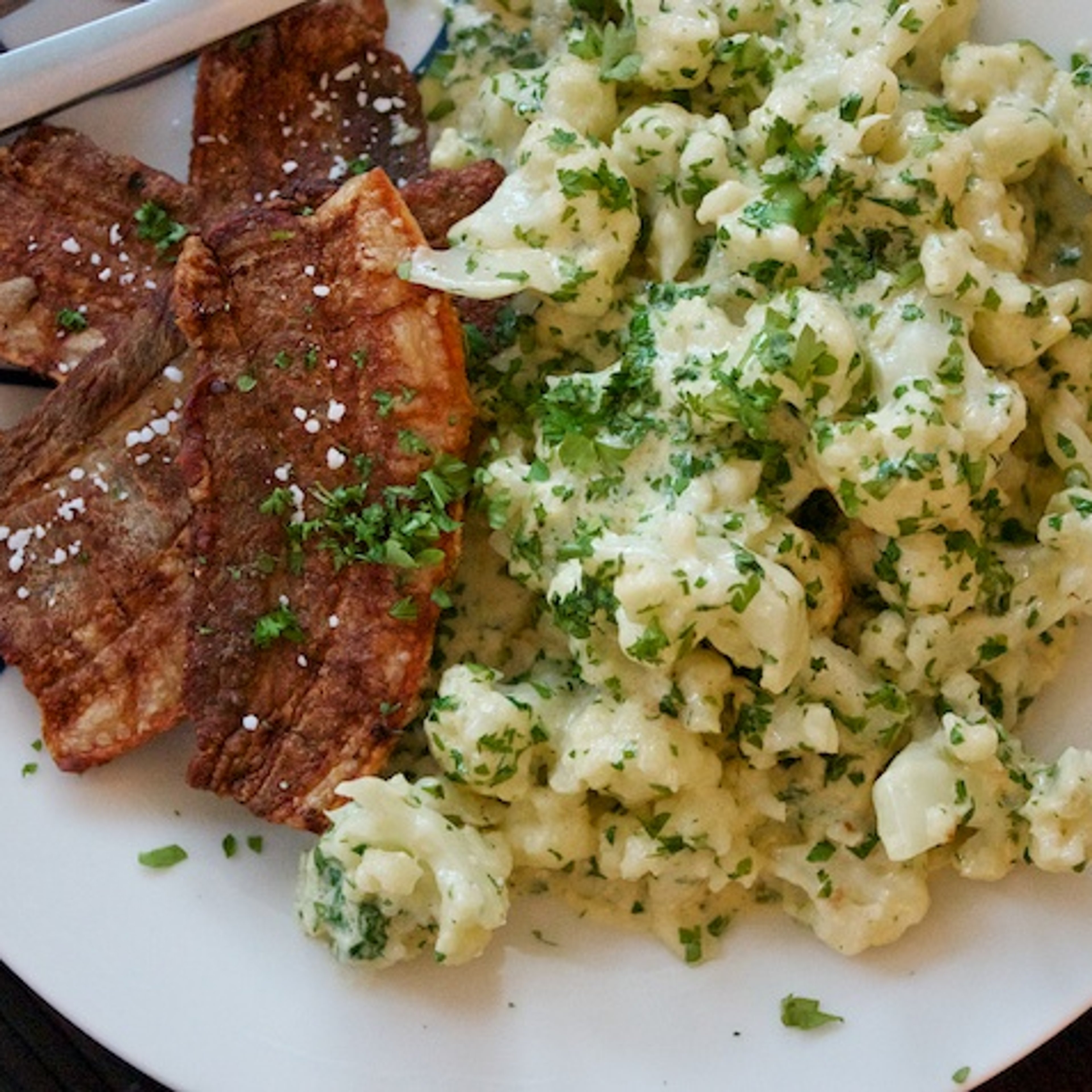 Stegt flæsk med blomkål i persillesovs