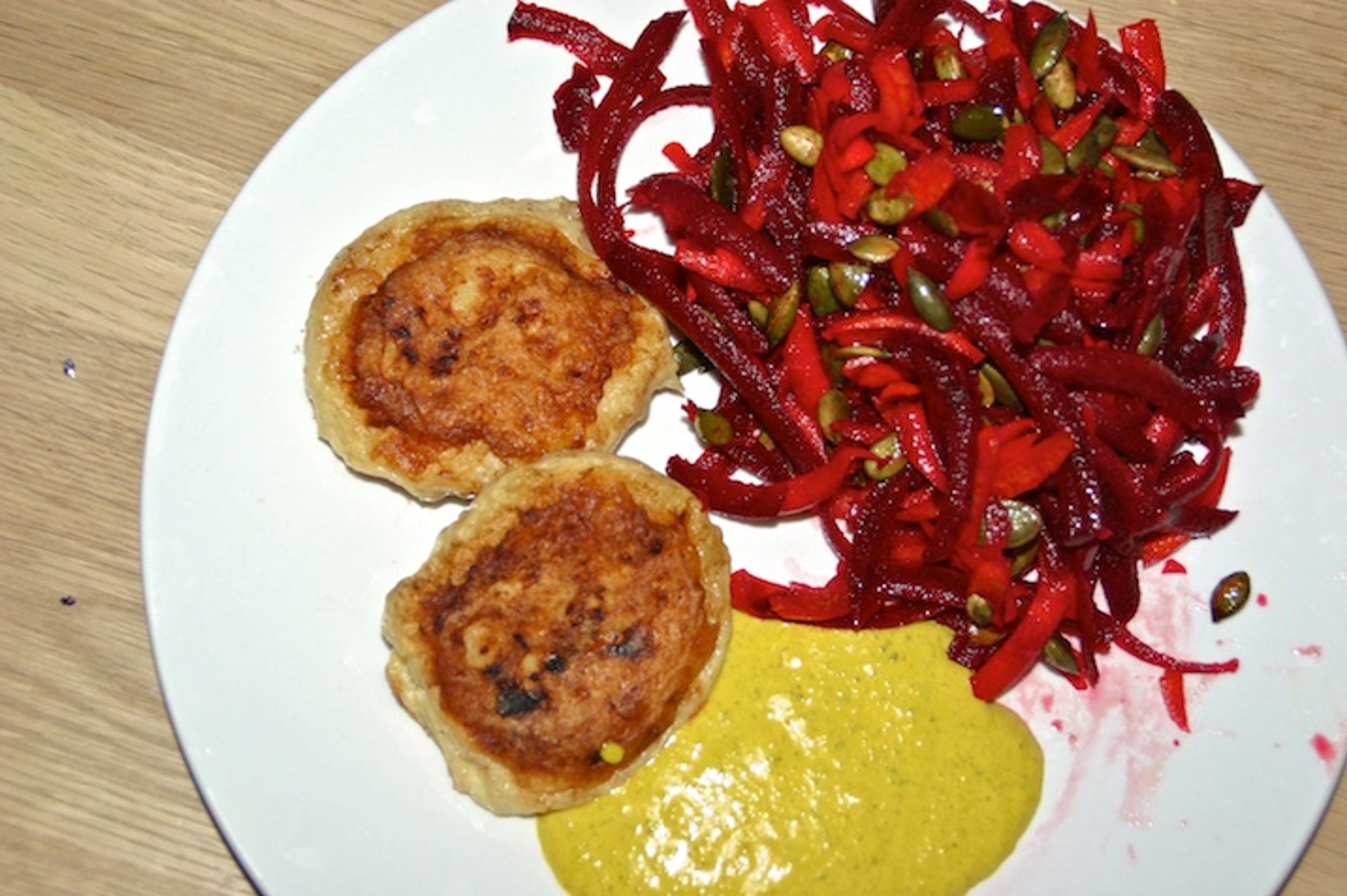 Fiskefrikadeller med laks, hjemmerørt remoulade og rødbederåkost