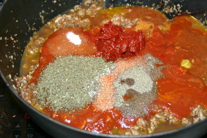 Langtidssimret kyllingekødsauce med pasta penne