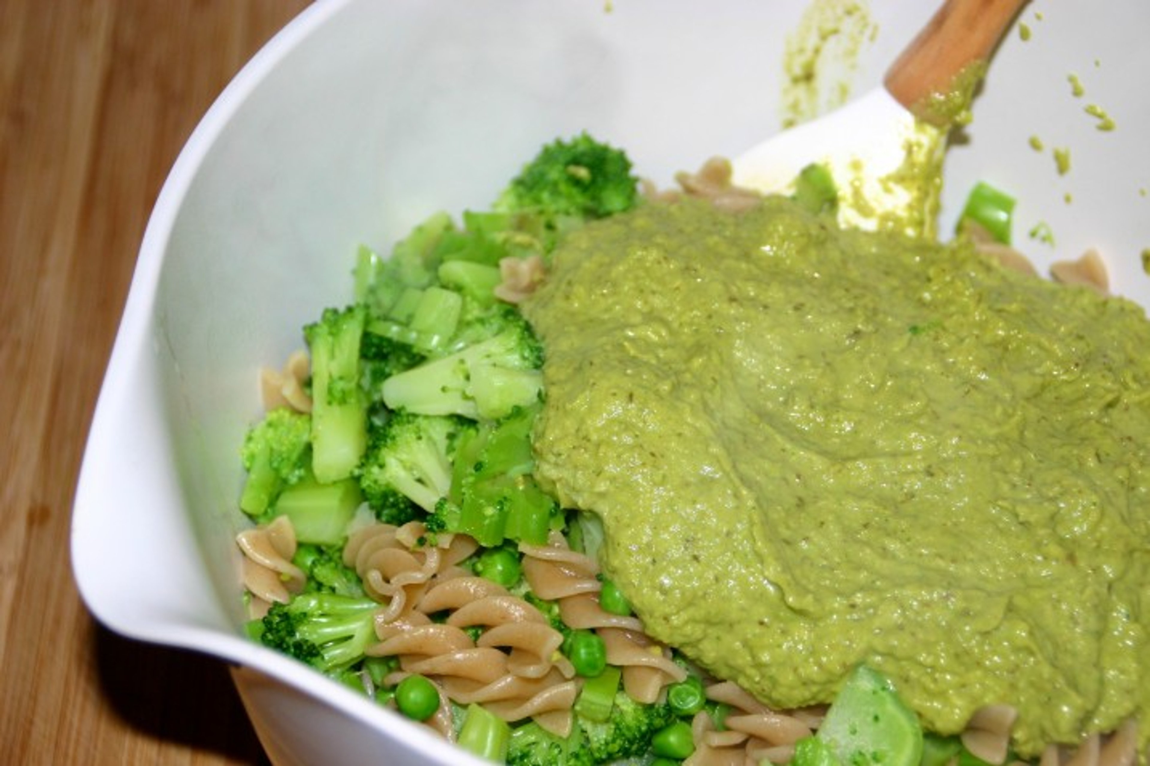 Pasta med broccolipesto, ærter og pinjekerner