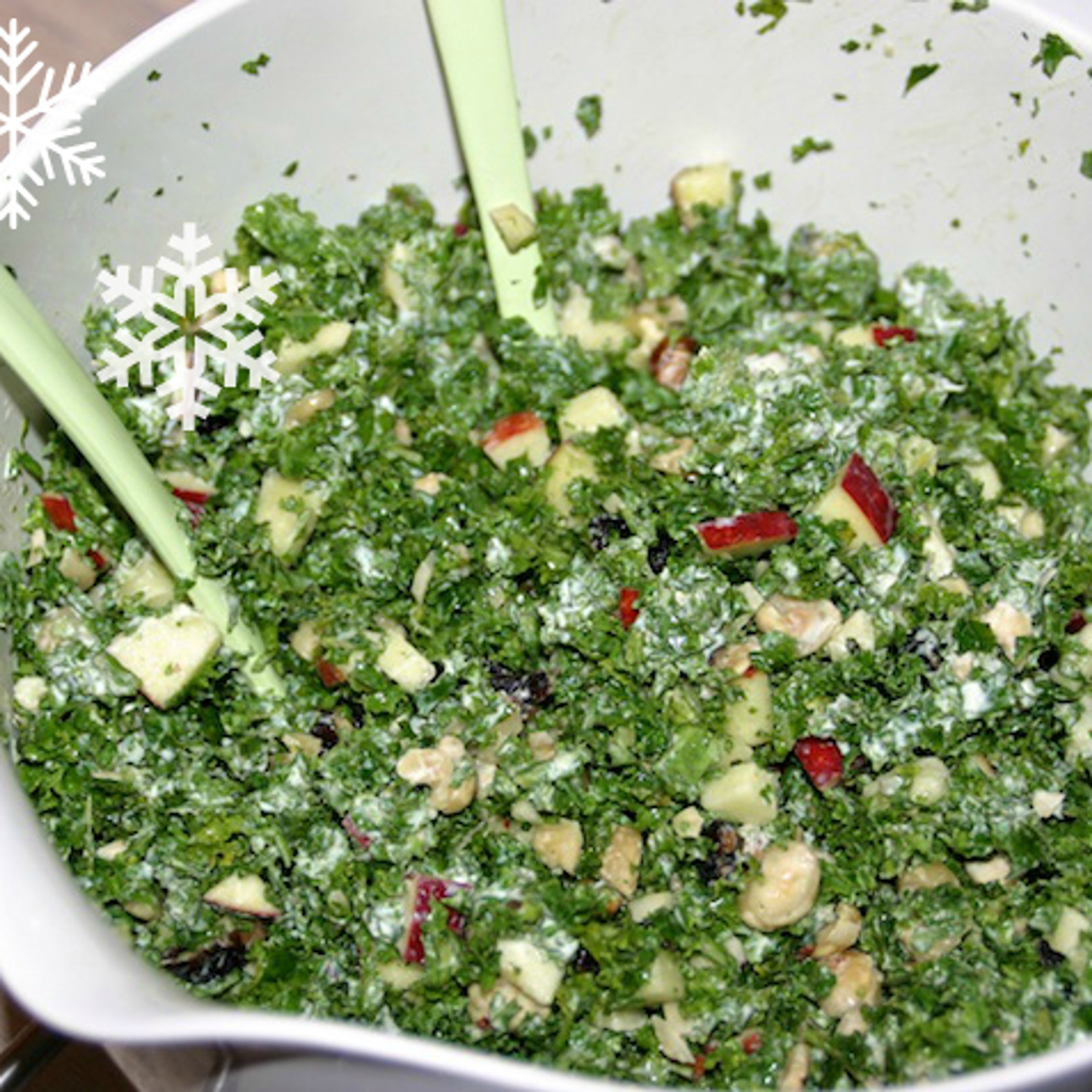 Grønkål med nødder. æbler, tranebær og fløde