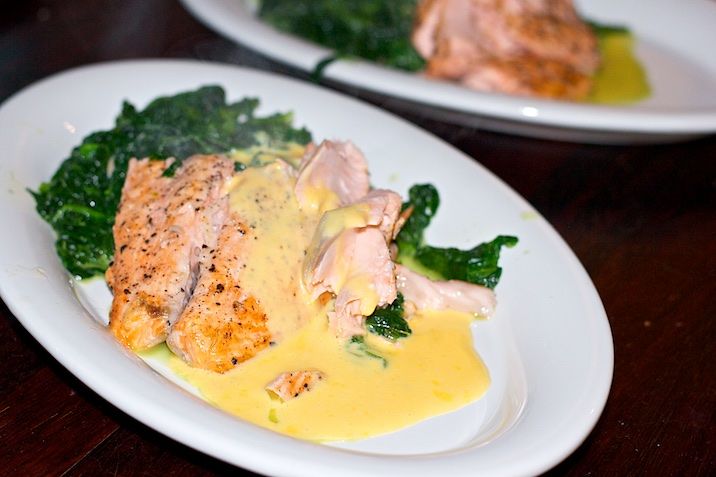 Laks, smørdampet spinat og ravigotte-flødesauce
