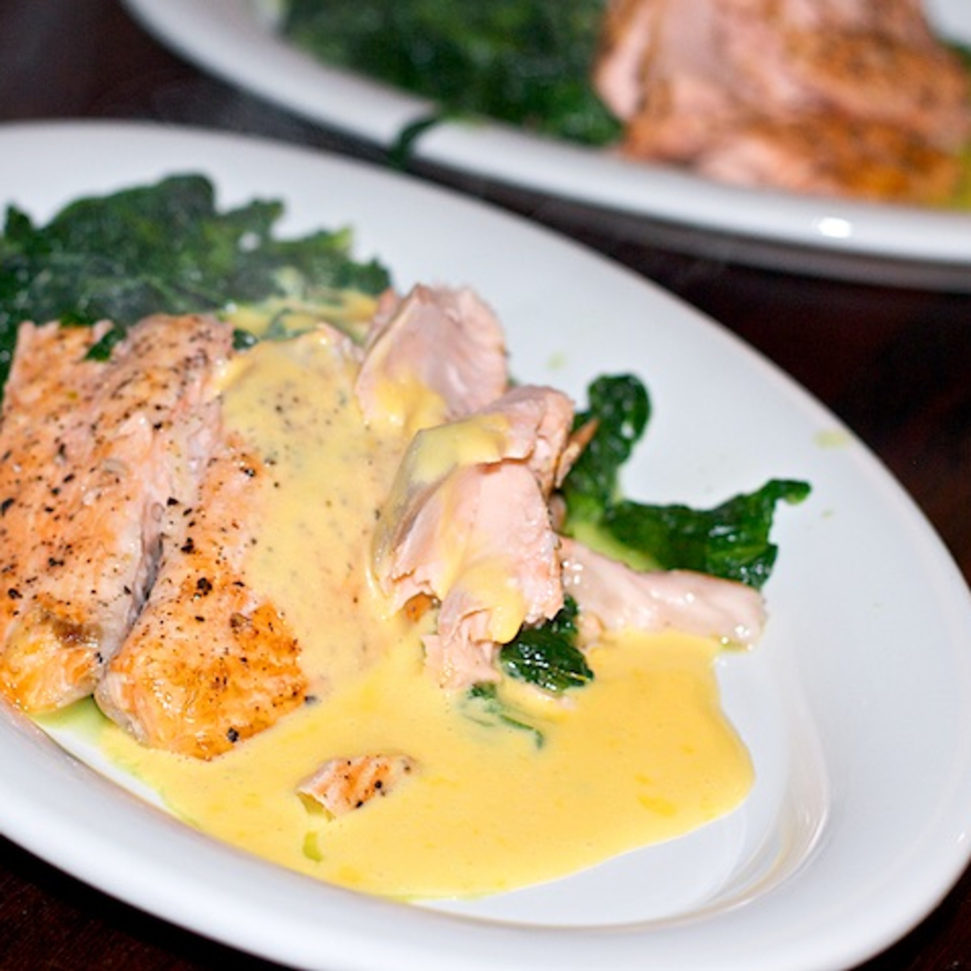 Laks, smørdampet spinat og ravigotte-flødesauce
