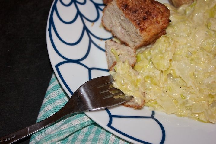 Kyllingefrikadeller med bacon og flødestuvet spidskål