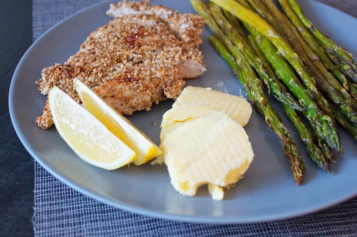 Sesamkylling med grønne asparges og citron- og parmesansmør