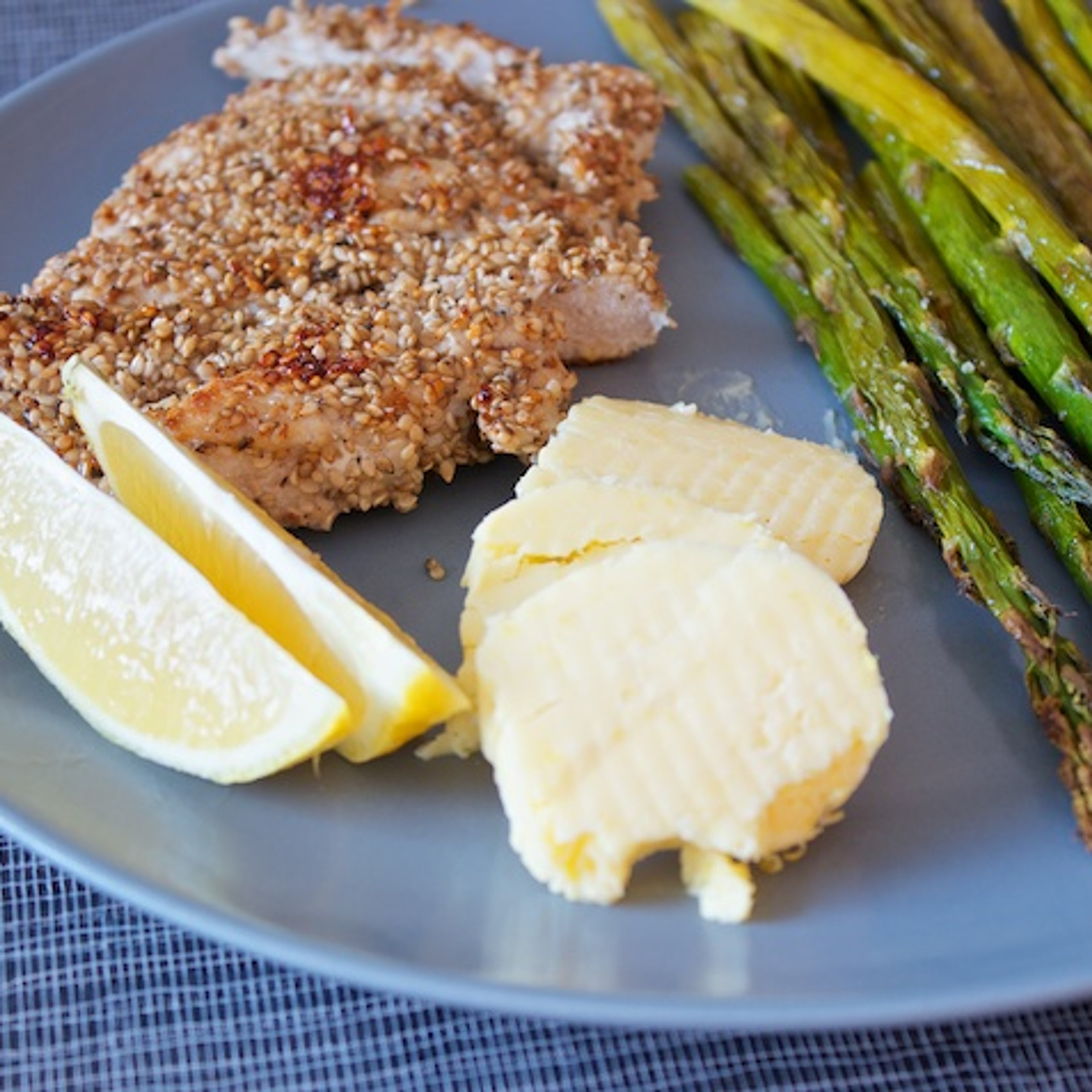 Sesamkylling med grønne asparges og citron- og parmesansmør